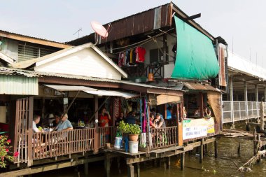inle gölündeki geleneksel Tayland evi
