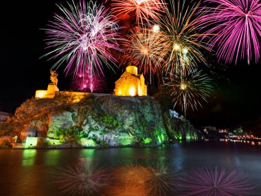 Gece gökyüzünde havai fişekler