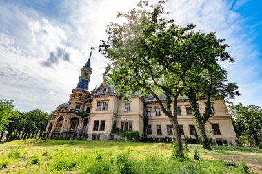 Tura, Macaristan - 10 Mayıs 2016: Schossberger Kalesi. Muhteşem saat kulesi ve zarif bacalarıyla Schossberger Şatosu Loire Vadisi 'nin yanında durabilir. 1883 'te inşa edilmiş..