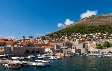 DUBROVNIK, CROATIA 16 AĞUSTOS 2008 Şehir merkezinin yakınındaki liman. Dubrovnik Akdeniz 'in en tanınmış turizm beldelerinden biri.. 