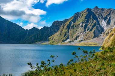 Dağların ve gölün güzel manzarası 