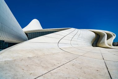 Bakü, Azerbaycan - 6 Mayıs 2019: Bakü 'deki Heydar Aliyev Kültür Merkezi. Kültür merkezi, mimar Zaha Hadid tarafından inşa edildi. 