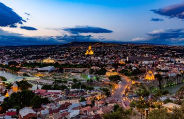 Gürcistan, Tiflis 'in gece hava manzarası 