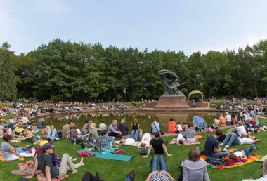 Polonya 'nın Gdansk kentindeki gölette dinlenen insanlar