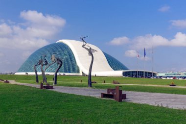 KUTAISI, GEORGIA - 15 Ekim 2014: Kutaisi 'deki modern Gürcistan Parlamento Binası. Tiflis 'in 221 kilometre batısında. Kutaisi, Gürcistan 'ın en büyük ikinci şehridir..