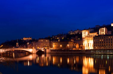 Paris 'ten Seine nehrinden gece nehrine