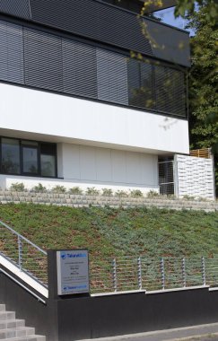 Pencereli ve fabrikalı modern bina