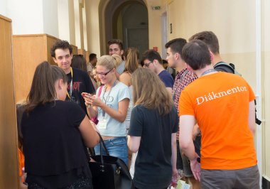 BUDAPEST, HUNGARY - 02 Eylül 2015: Budapeşte 'deki ELTE Üniversitesi' nin kimliği belirsiz öğrencileri ve öğretmenleri. Eotvos Lorand Üniversitesi (ELTE) Macaristan 'ın en büyük ve en eski üniversitesidir..