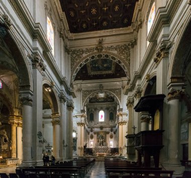 LECCE, ITALY - 5 Haziran 2017: İtalya 'daki Lecce Katedrali' nin Barok iç mimarisi. Katedral ilk olarak 1144 yılında inşa edildi ve mimar Giuseppe Zimbalo tarafından 1659 yılında yeniden inşa edildi.. 
