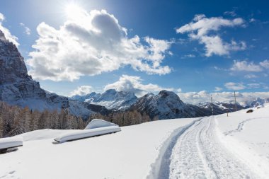 Karla kaplı dağlarla kaplı kış manzarası
