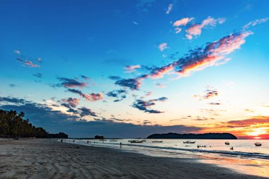 Sahilde gün batımı