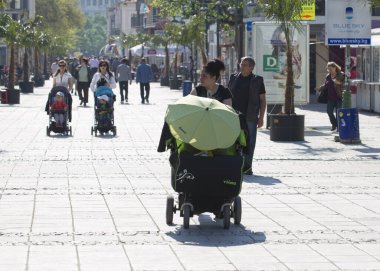 Şehirde yürüyen insanlar.