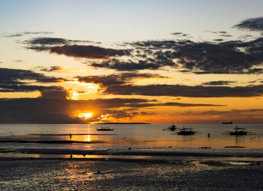 Sabahın erken saatlerinde Filipinler 'de tropik Bohol plajı