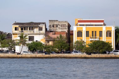 Kolombiya 'da deniz kıyısındaki eski binalar