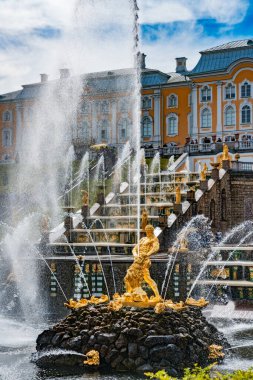 PETERSBURG, RUSSIA - 12 AĞUSTOS 2018: Peterhof Sarayı, UNESCO dünya mirası sahası, çeşmeler ve bahçeler.