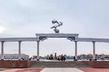 TASHKENT, UZBEKISTAN - 20 Mart 2012: Taşkent, Özbekistan 'daki parlamento binası yakınlarındaki anıt.