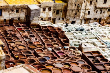 MARRAKESH, MOROCCO - 4 Haziran 2013: Kimliği belirlenemeyen kişiler 4 Haziran 2013 'te Fas' taki tabakhane çarşısında bu işi gerçekleştirdiler.)