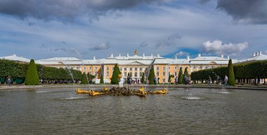 PETERSBURG, RUSSIA - 12 AĞUSTOS 2018: Peterhof Sarayı, UNESCO dünya mirası sahası, çeşmeler ve bahçeler.