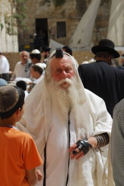 İsrail halkı 2 Ocak 2013 'te Kudüs' ün Batı Duvarı 'nda namaz kılmaya başladı. İsrail 'in 1967' de Eski Şehir de dahil olmak üzere Doğu Kudüs 'ü ilhak etmesi uluslararası alanda asla tanınmadı..