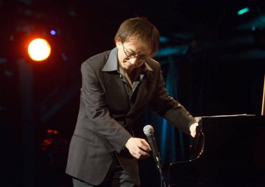 BUDAPEST, HUNGARY - 30 Ekim: Kuriya Makoto Japon piyanist sunum organizasyonunda çalıyor. Japonya Vakfı tarafından 30 Ekim 2012 'de Budapeşte, Macaristan' daki A38 konser salonunda.