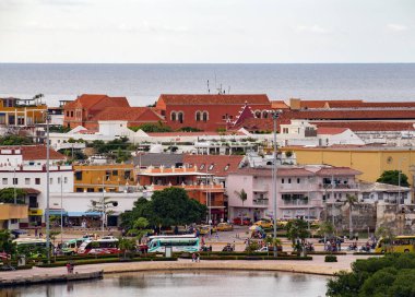 CARTAGENA, COLOMBIA - 29 Ekim 2015: Yağmur mevsiminde Cartagena şehir merkezi. Kolombiya 'nın en büyük beşinci şehri ve Barranquilla' dan sonra bölgenin en büyük ikinci şehridir..
