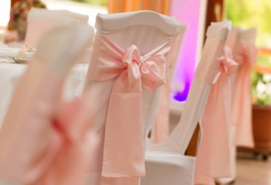 Düğün masası ve sandalye dekorasyonu. 