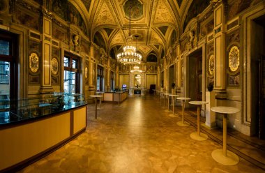 Vienna, AUSTRIA - 30 Kasım 2016: Viyana Devlet Opera Evi. Wiener Staatsoper yılda yaklaşık 300 gösteride 50-70 opera ve bale sahnelemektedir.. 