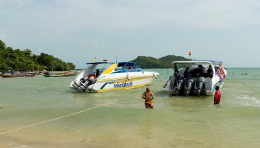 Tayland 'da sahilde tekneler