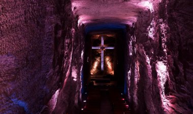 ZIPAQUIRA, COLOMBIA - 22 Ekim 2015: Yeraltı tuz katedralindeki şapel Zipaquira çok renkli tünellerde bir madenden inşa edildi.