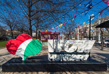 Macar şehrinde Macaristan tabelası