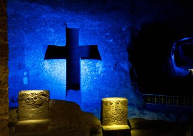 ZIPAQUIRA, COLOMBIA - 22 Ekim 2015: Yeraltı tuz katedralindeki şapel Zipaquira çok renkli tünellerde bir madenden inşa edildi.