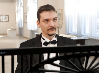 BUDAPEST, HUNGARY - 25 Mart 2009 tarihinde Macaristan 'ın Budapeşte kentinde Pesterzsebet Sanat Galerisi' nde Balint Balashazy piyanisti.