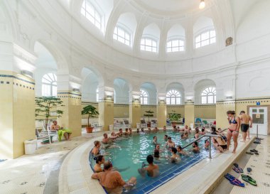 Budapeşte, Macaristan 16 Ekim 2017: Macaristan 'ın Budapeşte kentinde Szechenyi hamamlarının içi. Avrupa 'nın en büyük termal banyo kompleksi..