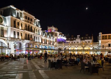 BATUMI, GEORGIA - 20 Temmuz 2015: Piazza, eski Batumi kasabasının ünlü meydanı. 190.000 kişilik nüfusuyla Batumi önemli bir liman ve ticaret merkezi olarak hizmet vermektedir..