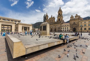 BOGOTA, COLOMBIA - 22 Ekim 2015: Başkent merkezindeki Bolivar Meydanı 'nda kimliği belirsiz insanlar. Bogota Latin Amerika 'nın en hızlı büyüyen büyük şehridir..