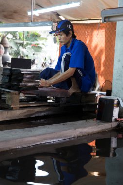 Tanımlanamayan işçiler Ho Chi Minh şehrindeki el sanatları fabrikasını bitiriyorlar. Vietnam hükümeti yaklaşık 1500 el sanatları köyünü tanıdı. 29 Aralık 2013 'te.