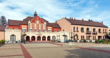 HATVAN, HUNGARY - 16 Haziran 2016: Macaristan 'ın Heves ilçesinde bir kasaba olan Hatvan şehir merkezindeki belediye binası.