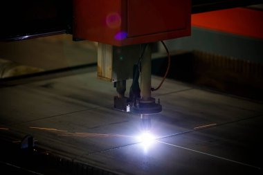 cnc makinesi metali kesiyor