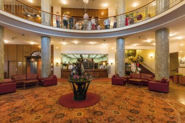 Budapeşte, Macaristan - 2 Haziran 2017: Macaristan 'ın Budapeşte kentinde Tuna Nehri üzerinde tarihi bir Art Nouveau oteli olan Tuna Hotel Gellert' in içi 1918 yılında açıldı..