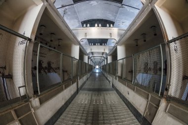 BUDAPEST, HUNGARY - 2 Aralık 2016: Terk edilmiş bir elektrik santralinin kontrol odası, Budapeşte 'de ilk olarak 1910 yılında açıldı.