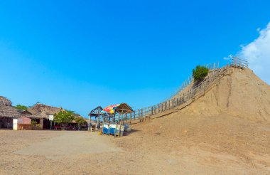 CARTAGENA, COLOMBIA - 29 Ekim 2015 El volcan de Totumo. Volkan birkaç yüz metre uzaklıkta ve birçok turist çamur banyosu için buraya geliyor..