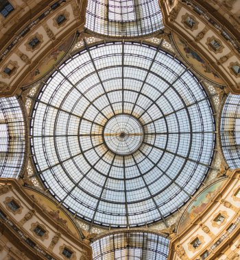 İtalya 'nın Milano şehrinde alışveriş yapan sokak galerisi Vittorio Emanuele