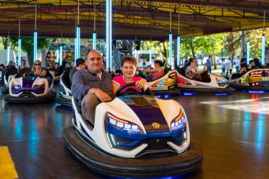 Budapeşte, Macaristan - 21 Nisan 2019: Budapeşte 'deki Bikas parkında çarpışan arabalardaki (dodgem) insanlar.