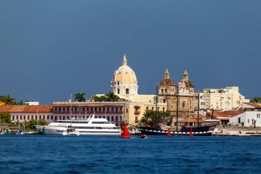 Kartagena limanında tekneler. Kolombiya 'nın en büyük beşinci şehri ve Barranquilla' dan sonra bölgenin en büyük ikinci şehridir..