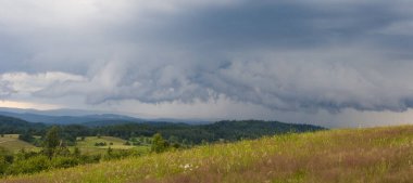 Bulutlu ve mavi gökyüzü olan dağ manzarası