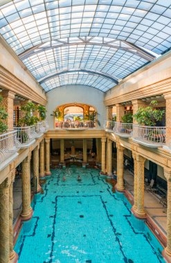BUDAPEST, HUNGARY - 4 Kasım 2017: Gellert Spa and Bath 'da yüzme havuzu, sanat tarzında popüler bir termal banyo, 1918 yılından beri açıktır..