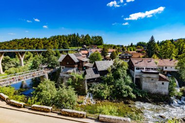 Dağlardaki eski kasabanın manzarası