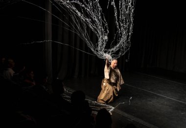 Kimonolu Japon adam sahnede gösteri yapıyor.