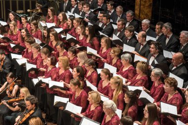Konser salonunda müzik konseri
