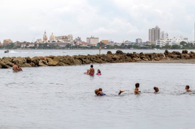 CARTAGENA, COLOMBIA - 29 Ekim 2015: Cartagena Hotel Zone plajında kimliği belirsiz insanlar. Kolombiya 'nın en büyük beşinci şehri ve Barranquilla' dan sonra bölgenin en büyük ikinci şehridir..